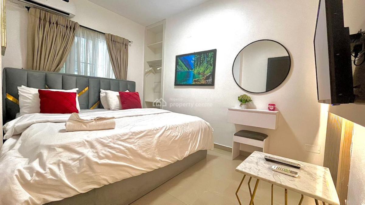 a Brand New Luxury 1bedroom  with Gym, Balconies, Bathrobes, Washing M, Lekki Phase 1, Lekki, Lagos, Flat / Apartment Short Let