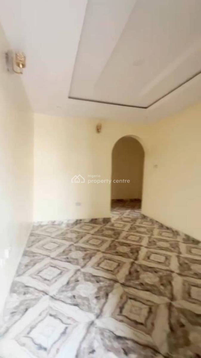 Lovely 2 Bedroom Flat, Shomolu, Lagos, Flat / Apartment for Rent