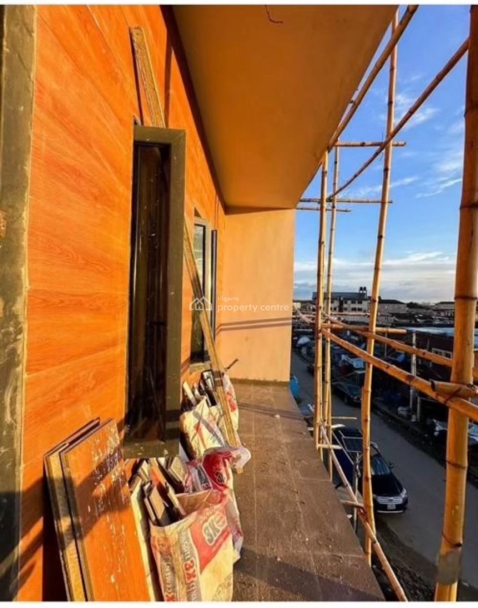 3 Bedroom  Spacious. Apartment, Yaba, Yaba, Lagos, Flat / Apartment for Sale