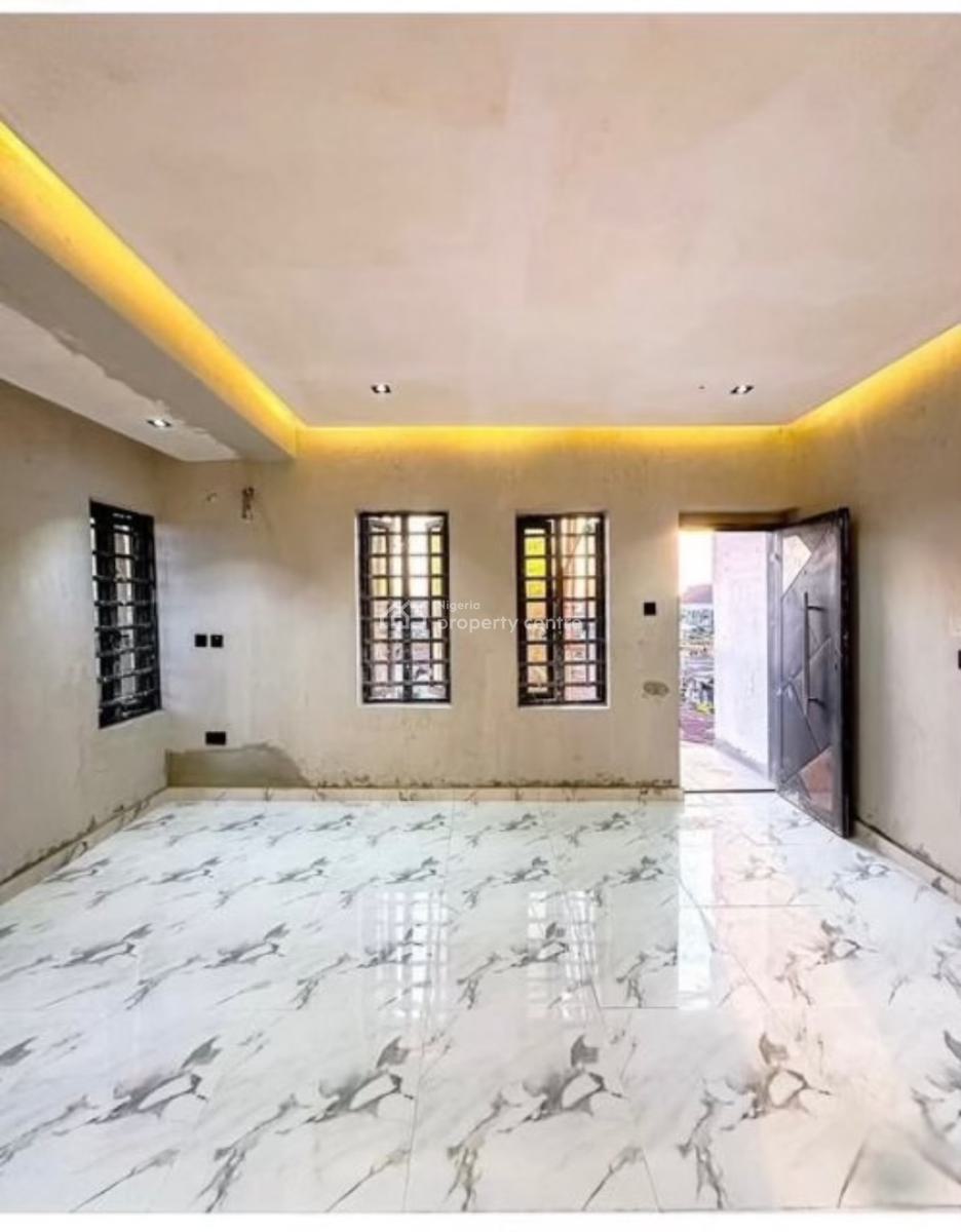 3 Bedroom  Spacious. Apartment, Yaba, Yaba, Lagos, Flat / Apartment for Sale