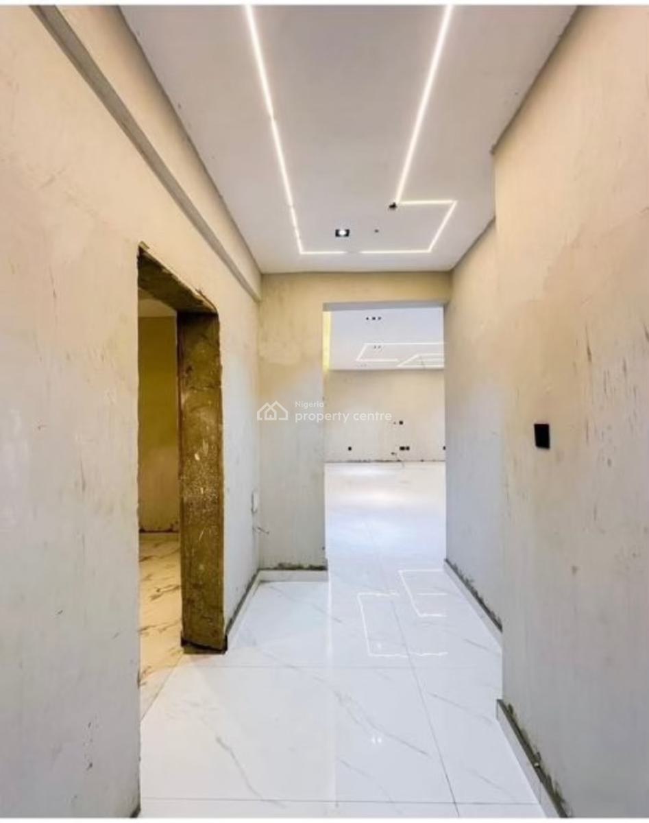 3 Bedroom  Spacious. Apartment, Yaba, Yaba, Lagos, Flat / Apartment for Sale