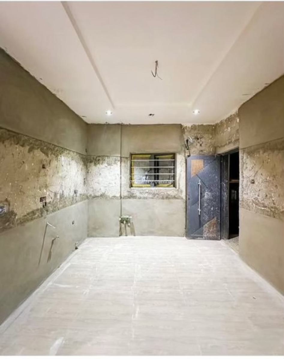 3 Bedroom  Spacious. Apartment, Yaba, Yaba, Lagos, Flat / Apartment for Sale