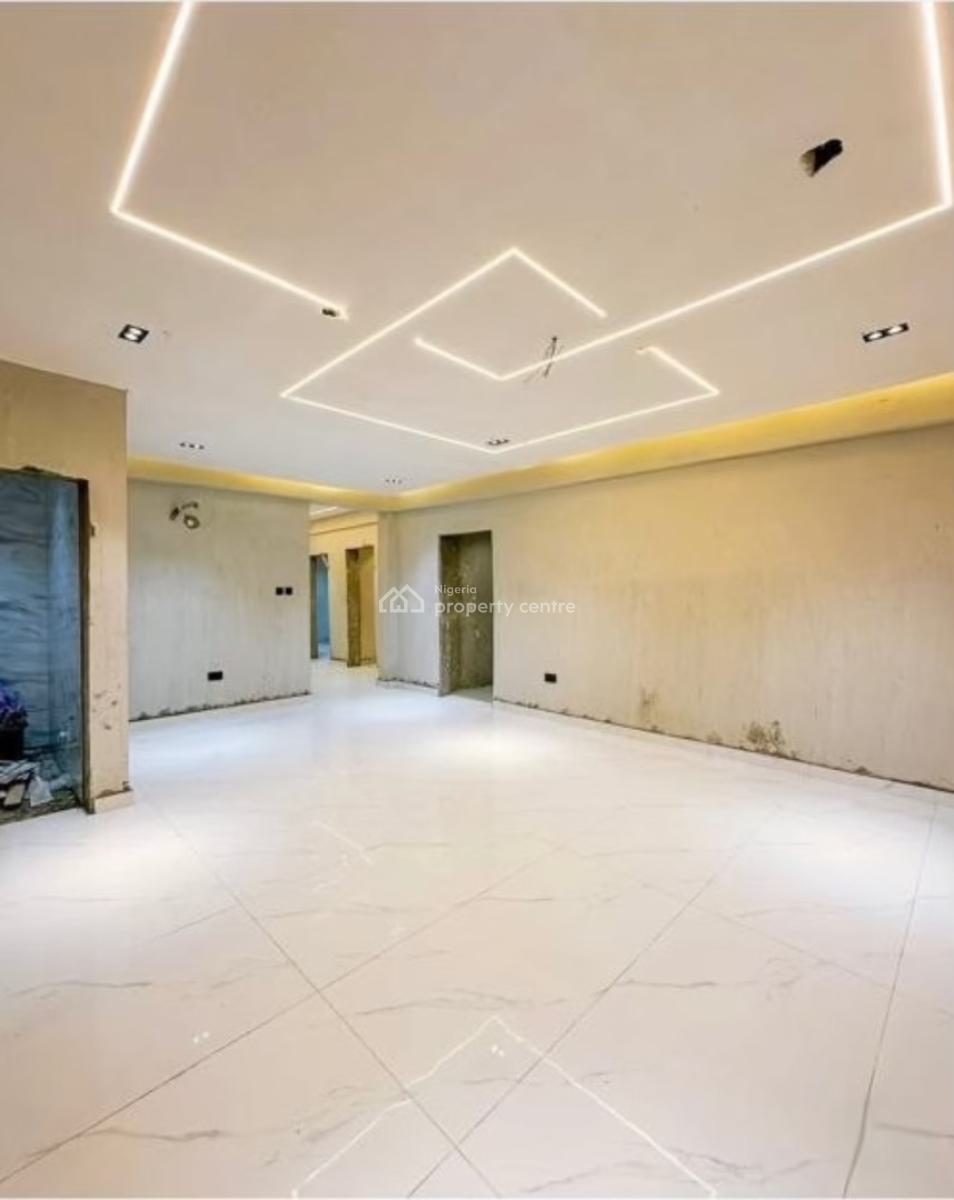 3 Bedroom  Spacious. Apartment, Yaba, Yaba, Lagos, Flat / Apartment for Sale