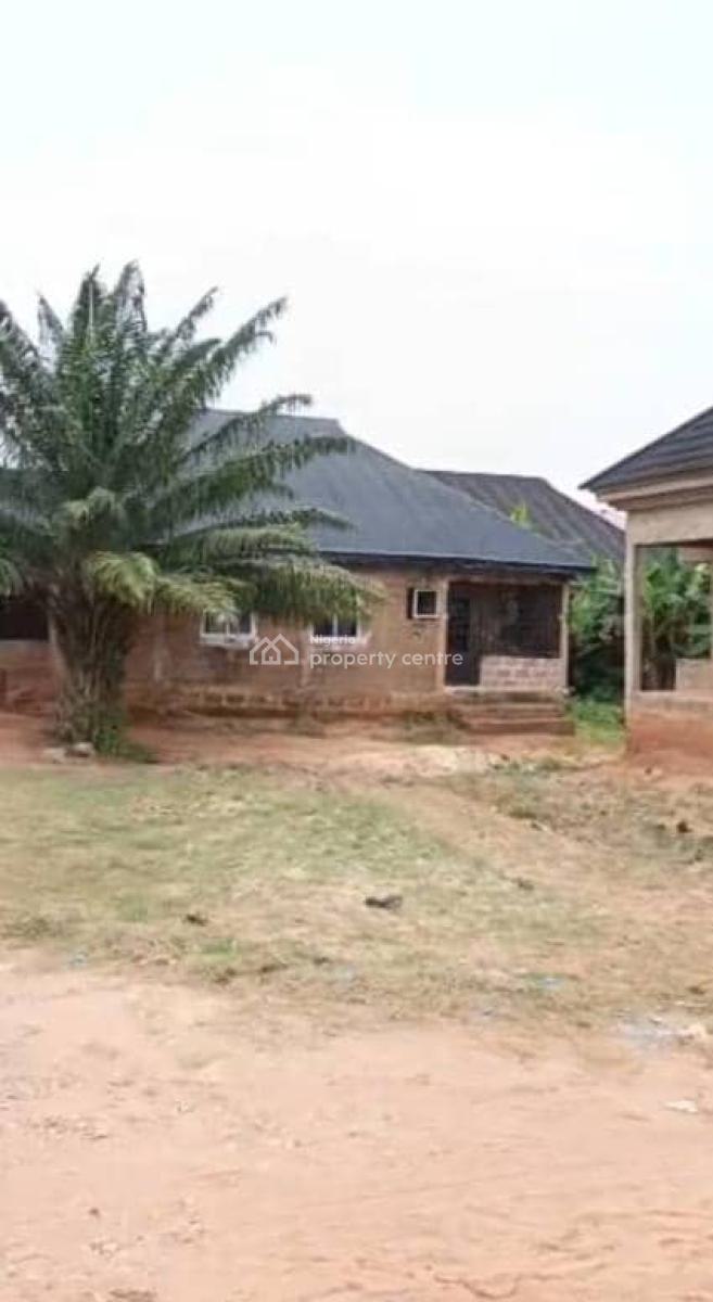 2 Flats of 3 Bedrooms + 1 Room and Parlour, Ogunwonyi Junction Ugbor Central, Gra, Benin, Oredo, Edo, House for Sale