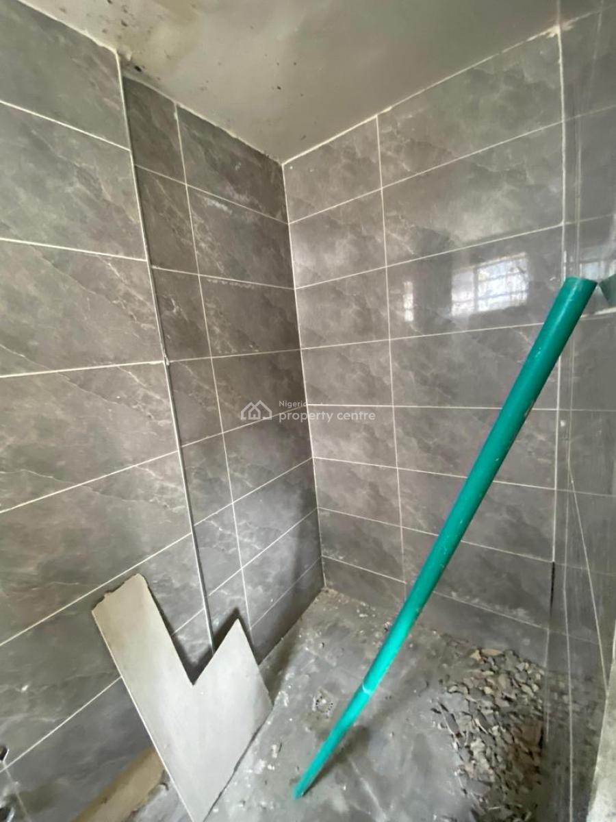 Spacious 2 Bedroom Apartment, Lekki Phase 1, Lekki, Lagos, Flat / Apartment for Sale