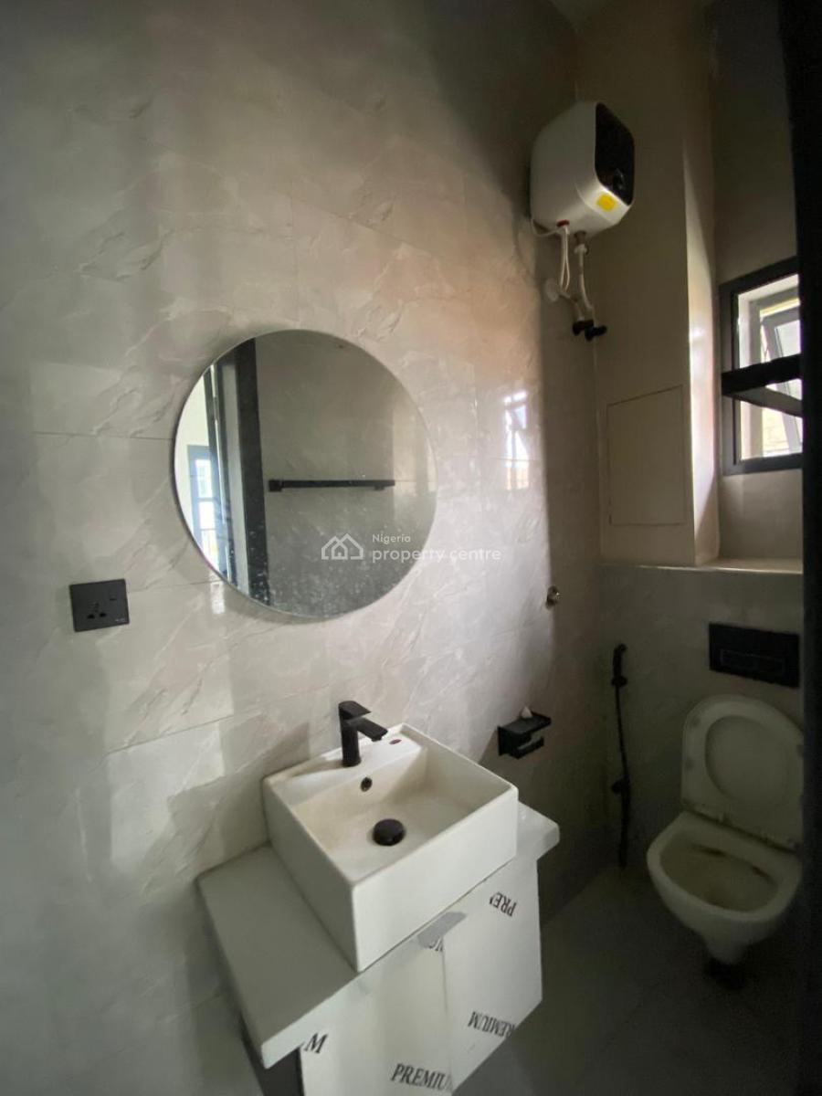 Spacious 2 Bedroom Apartment with Bq, Lekki Phase 1, Lekki, Lagos, Flat / Apartment for Sale