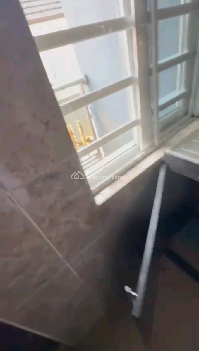 a Neatly Used and Standard 2bedroom Apartment,, Off Palace Road, Oworonshoki, Shomolu, Lagos, Flat / Apartment for Rent