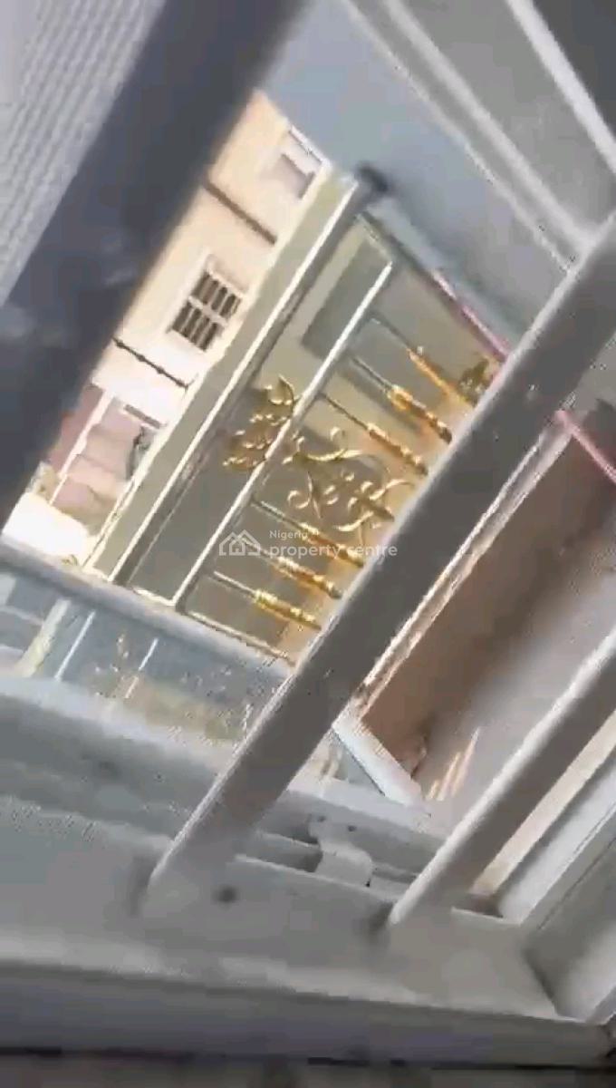 a Neatly Used and Standard 2bedroom Apartment,, Off Palace Road, Oworonshoki, Shomolu, Lagos, Flat / Apartment for Rent