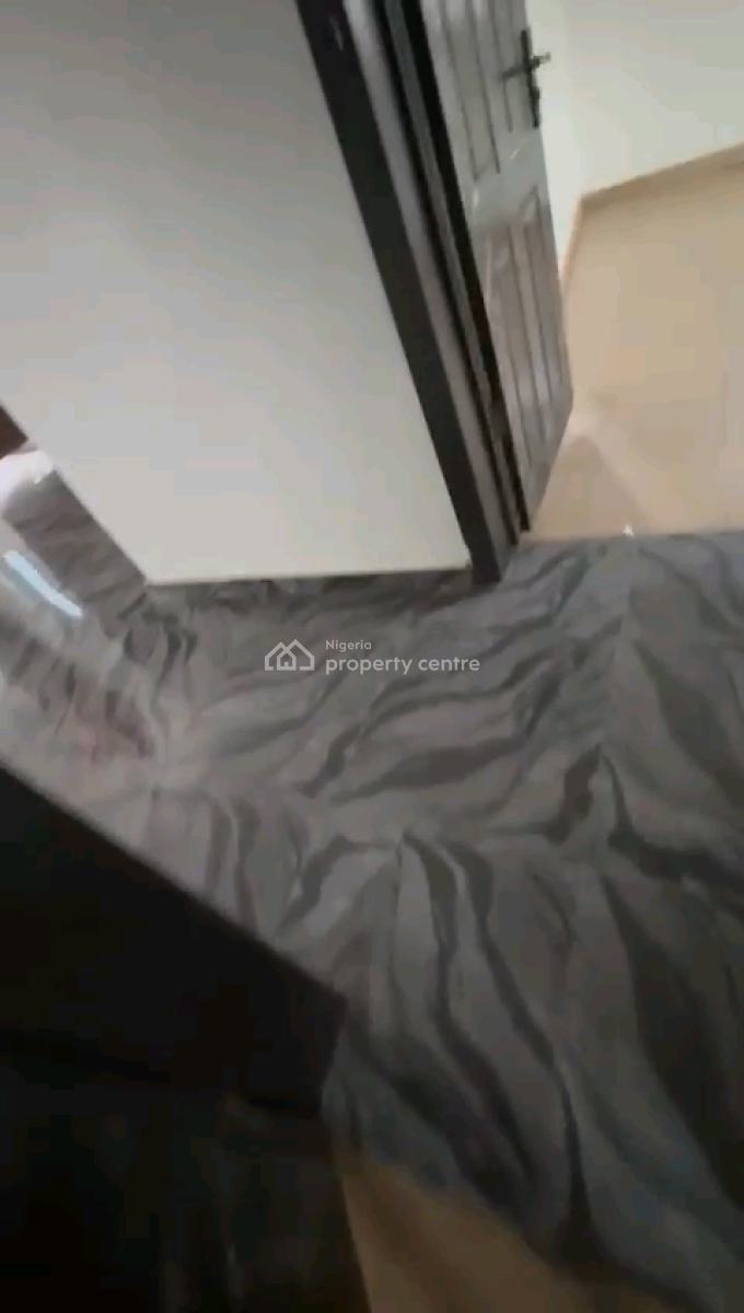 a Neatly Used and Standard 2bedroom Apartment,, Off Palace Road, Oworonshoki, Shomolu, Lagos, Flat / Apartment for Rent