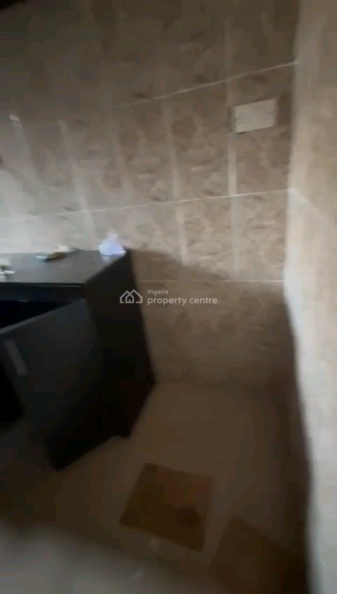 a Neatly Used and Standard 2bedroom Apartment,, Off Palace Road, Oworonshoki, Shomolu, Lagos, Flat / Apartment for Rent