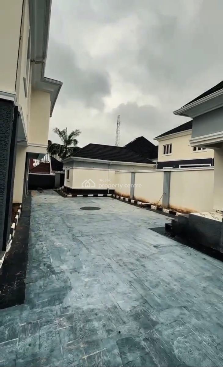 Beautifully Built Semi Detached Duplex of 5bedrooms with 2 Rooms Bq., Guzape District, Abuja, Semi-detached Duplex for Rent