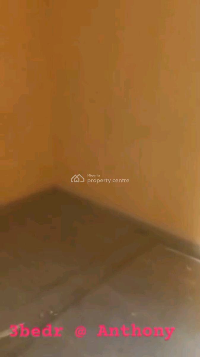 Spacious 3 Bedroom Up Flat Ideal for Mixed Use, Anthony Village, Anthony, Maryland, Lagos, Flat / Apartment for Rent