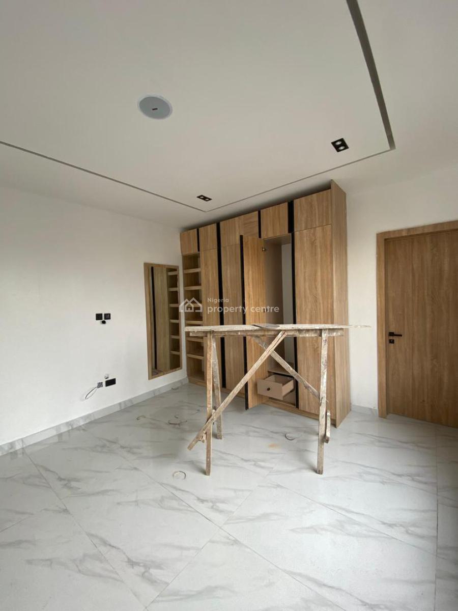 Spacious 2-bedroom Apartment with Boys Quarters, Lekki Phase 1, Lekki, Lagos, Flat / Apartment for Sale