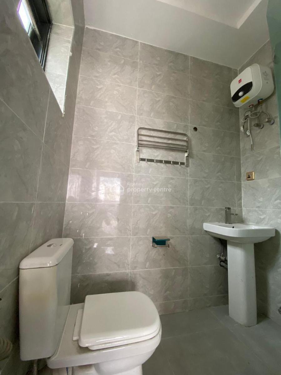 Spacious 2 Bedroom Apartment with Bq, Lekki Phase 1, Lekki, Lagos, Block of Flats for Sale