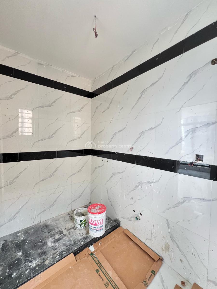 Spacious 2 Bedroom Apartment with Gym and Elevator Suitable for Invest, Lekki Phase 1, Lekki, Lagos, Flat / Apartment for Sale