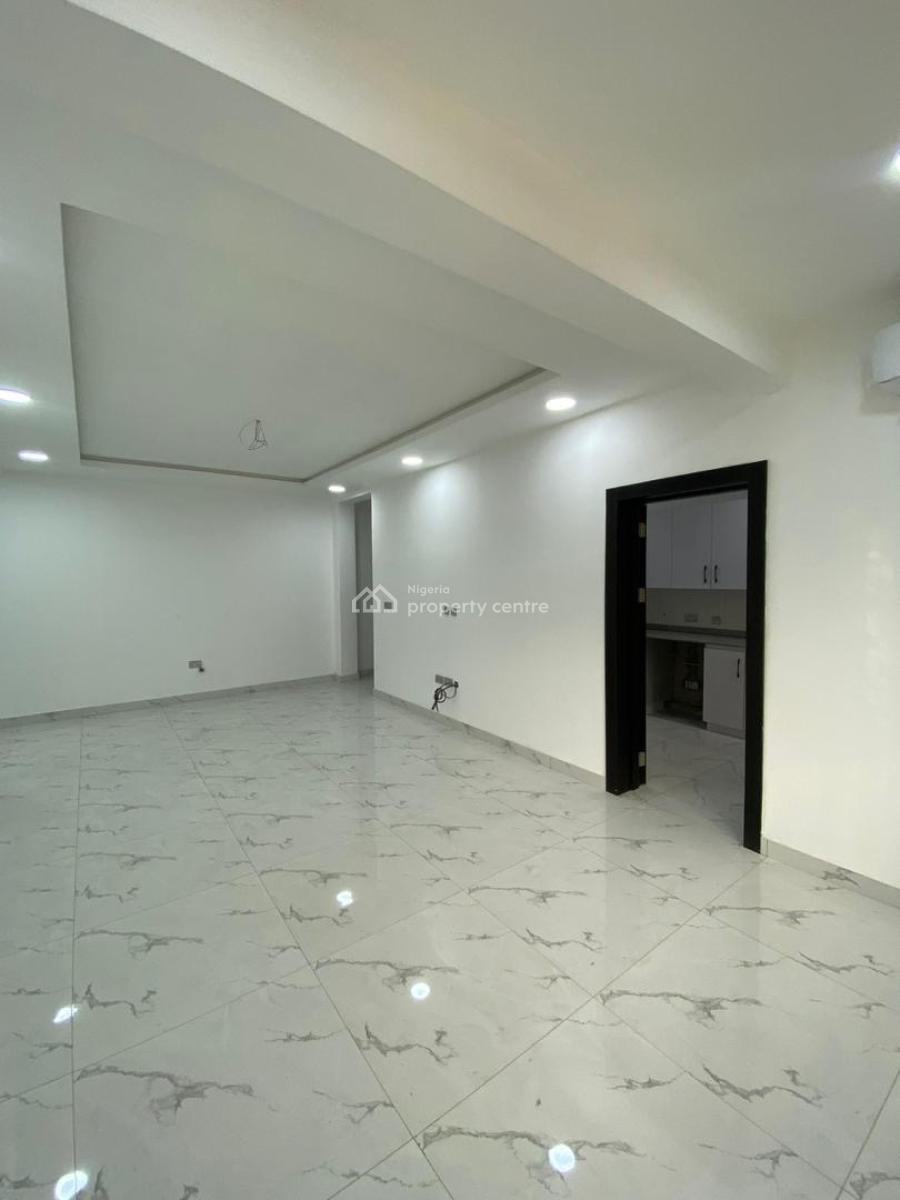 Spaciously Built 2 Bedroom Apartment with Bq, Lekki Phase 1, Lekki, Lagos, Block of Flats for Sale