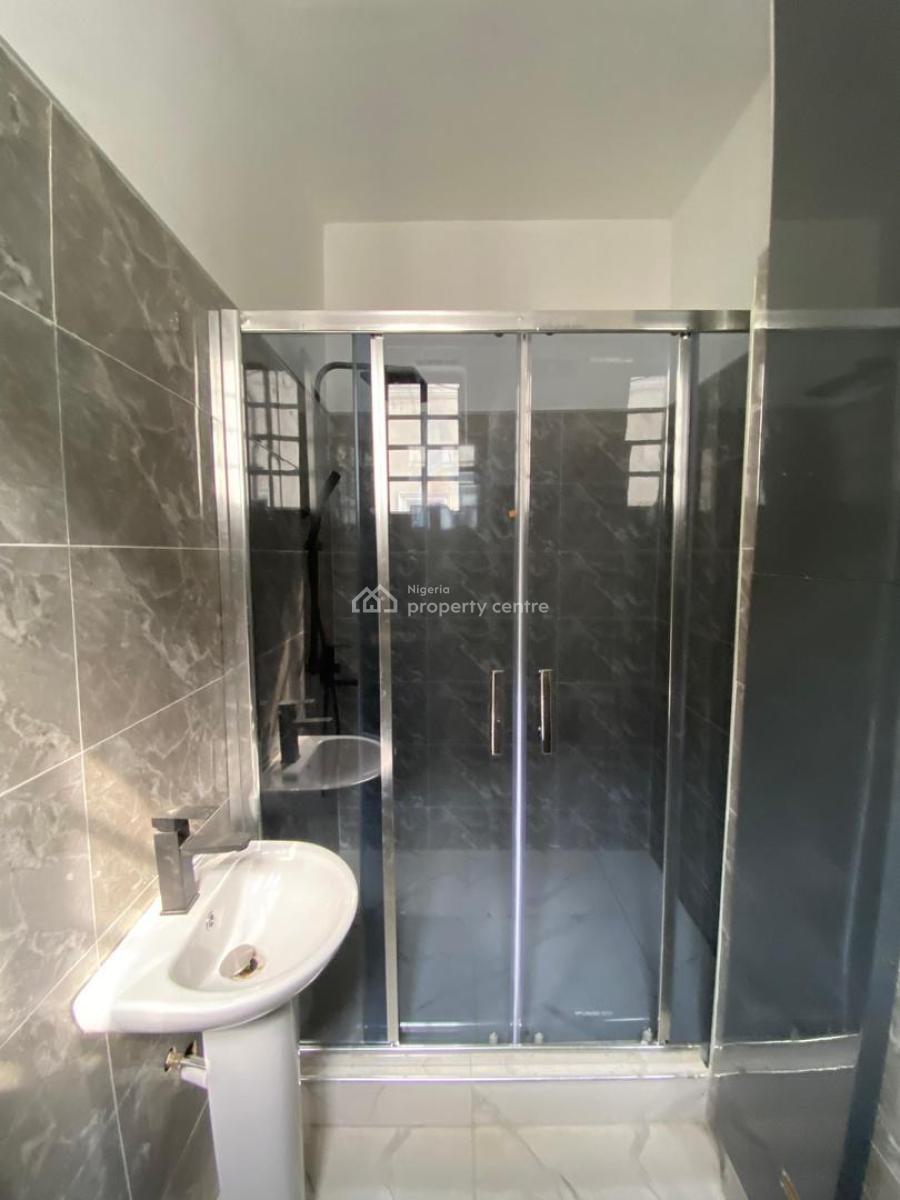 Spaciously Built 2 Bedroom Apartment with Bq, Lekki Phase 1, Lekki, Lagos, Block of Flats for Sale