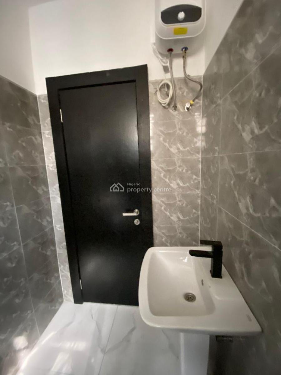 Spaciously Built 2 Bedroom Apartment with Bq, Lekki Phase 1, Lekki, Lagos, Block of Flats for Sale