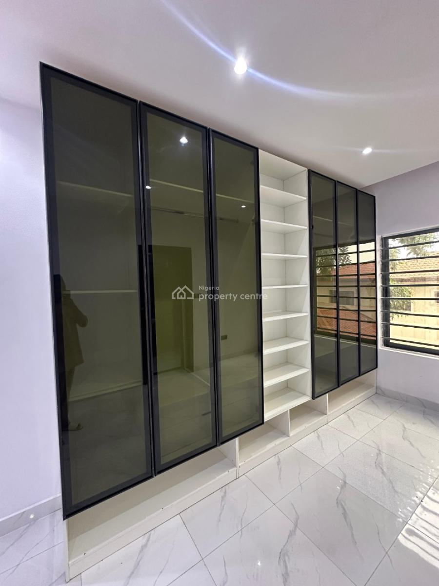 Fully Serviced Spacious 3 Bedroom Apartment, Lekki Phase 1, Lekki, Lagos, Flat / Apartment for Sale