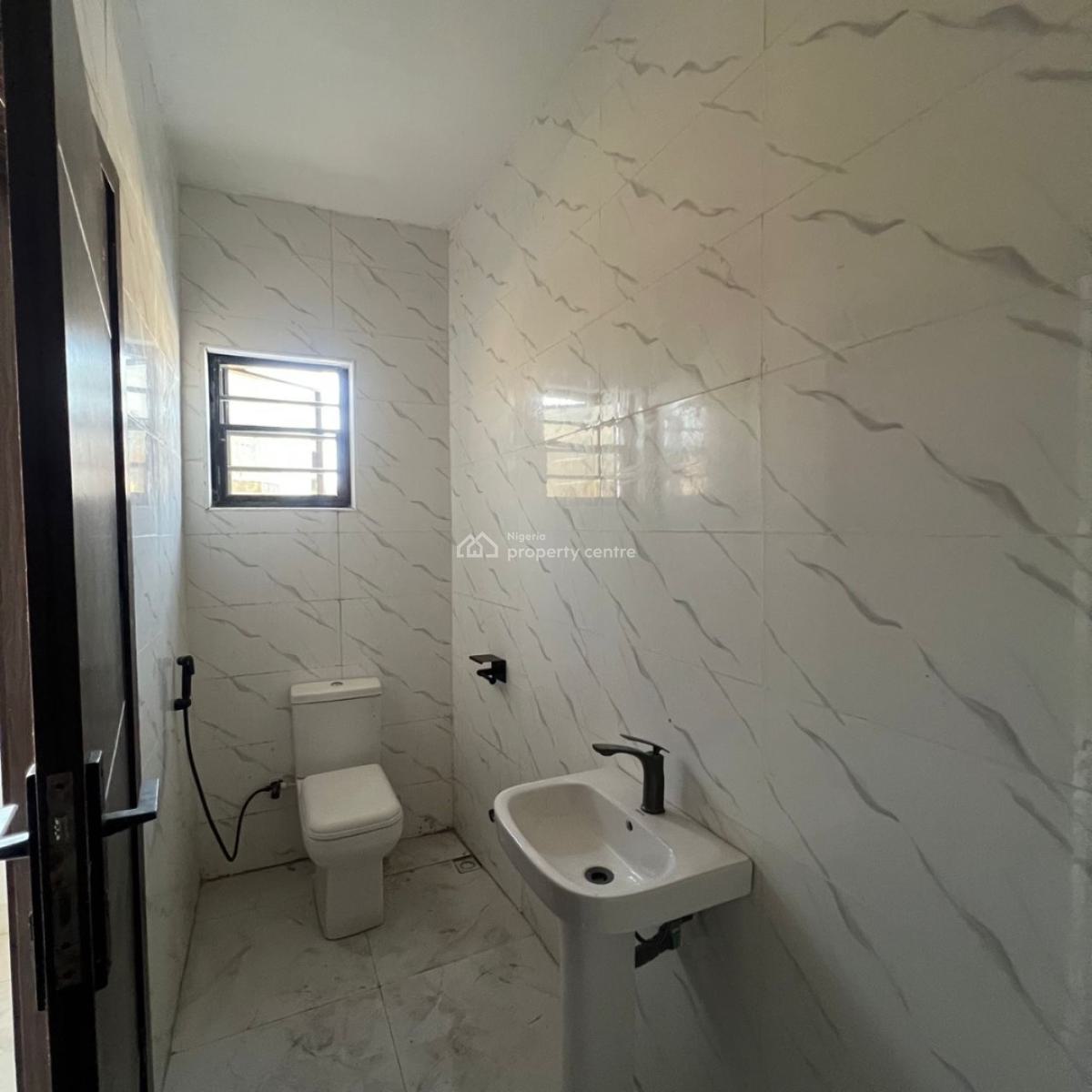 Beautiful 2 Bedroom Apartment, Chevron, Lekki Phase 1, Lekki, Lagos, Block of Flats for Sale
