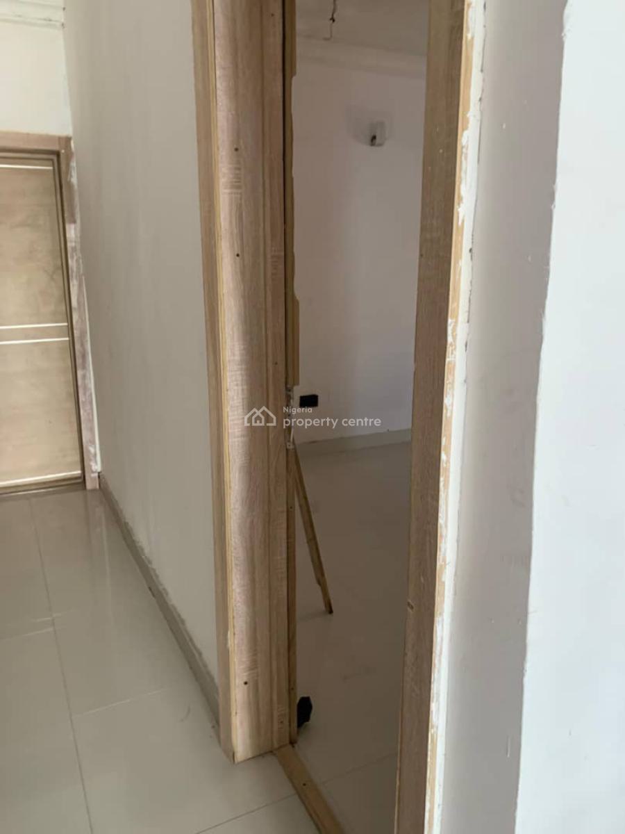 Relatively New Fully Serviced 3-bedroom Terrace with Bq, New Road Alpha Beach Chevron, Lekki, Lagos, Terraced Duplex for Rent