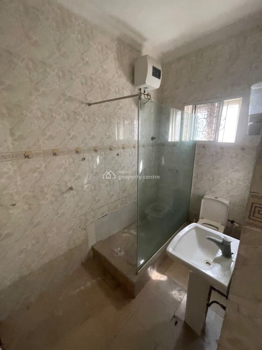 Neatly Used Spacious 2 Bedroom Apartment with a Bq, Lekki Phase 1, Lekki, Lagos, Flat / Apartment for Rent