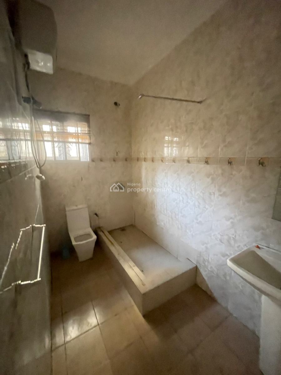 Neatly Used Spacious 2 Bedroom Apartment with a Bq, Lekki Phase 1, Lekki, Lagos, Flat / Apartment for Rent