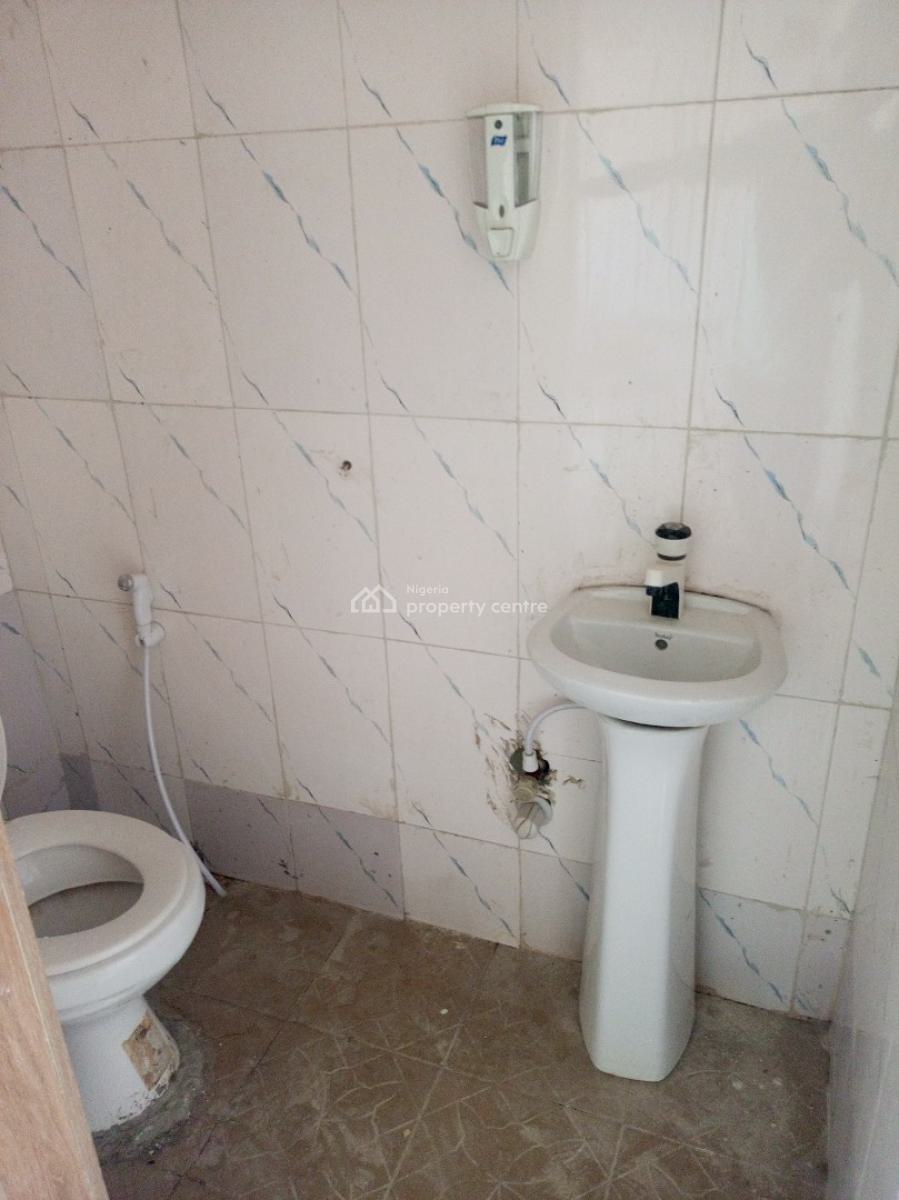 Luxury and Sharp 3 Bedrooms Apartment (downstairs), Mobil Road, Ilaje, Ajah, Lagos, Flat / Apartment for Rent