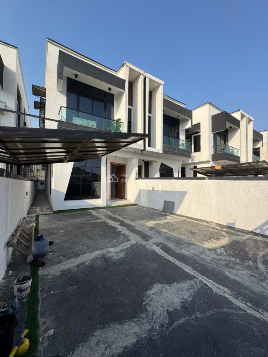 Distress 4 Bedroom Self Compound Semi-detached Duplex with Bq, Chevron Toll Gate, Orchid Road, Lekki, Lagos, Semi-detached Duplex for Sale