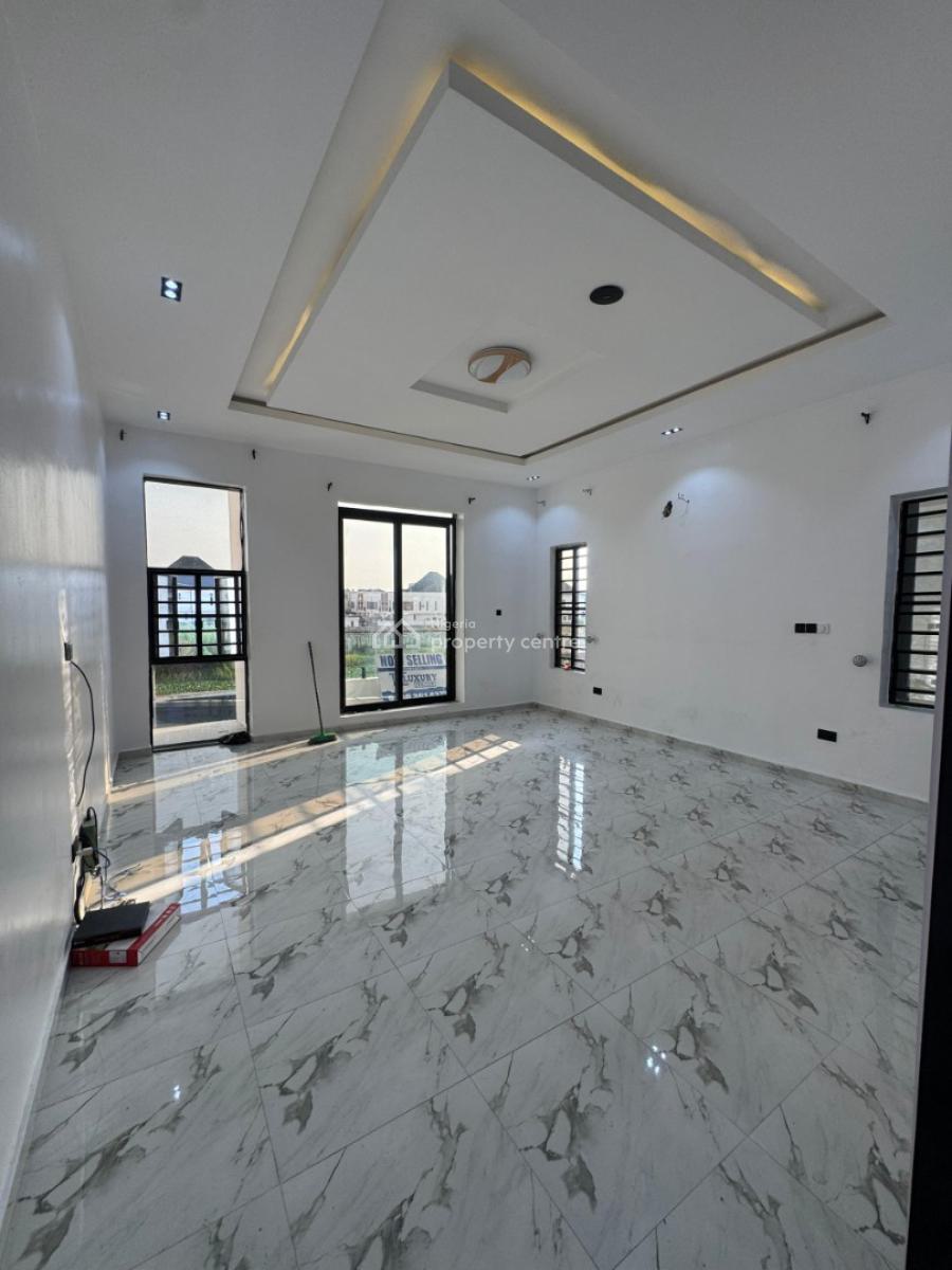 Distress 4 Bedroom Self Compound Semi-detached Duplex with Bq, Chevron Toll Gate, Orchid Road, Lekki, Lagos, Semi-detached Duplex for Sale