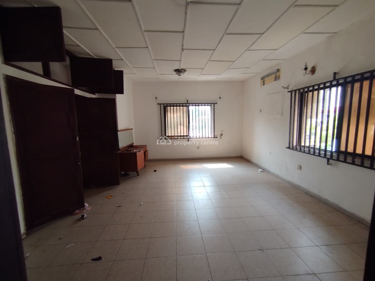 Spacious 2 Bedroom Apartment, Off Admiralty Way, Lekki Phase 1, Lekki, Lagos, Flat / Apartment for Rent