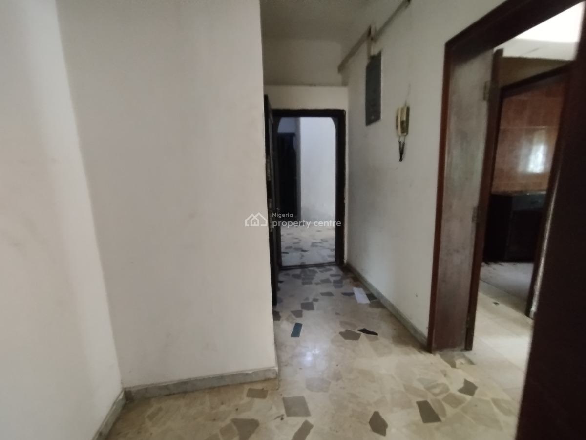 Spacious 2 Bedroom Apartment, Off Admiralty Way, Lekki Phase 1, Lekki, Lagos, Flat / Apartment for Rent