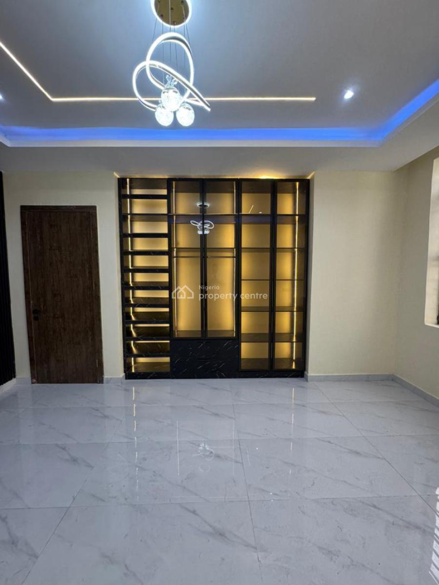 Luxurious 3 Bedroom Penthouse with Separate Quarter for Additional Use, Lekki Road, Lekki Phase 1, Lekki, Lagos, Block of Flats for Sale