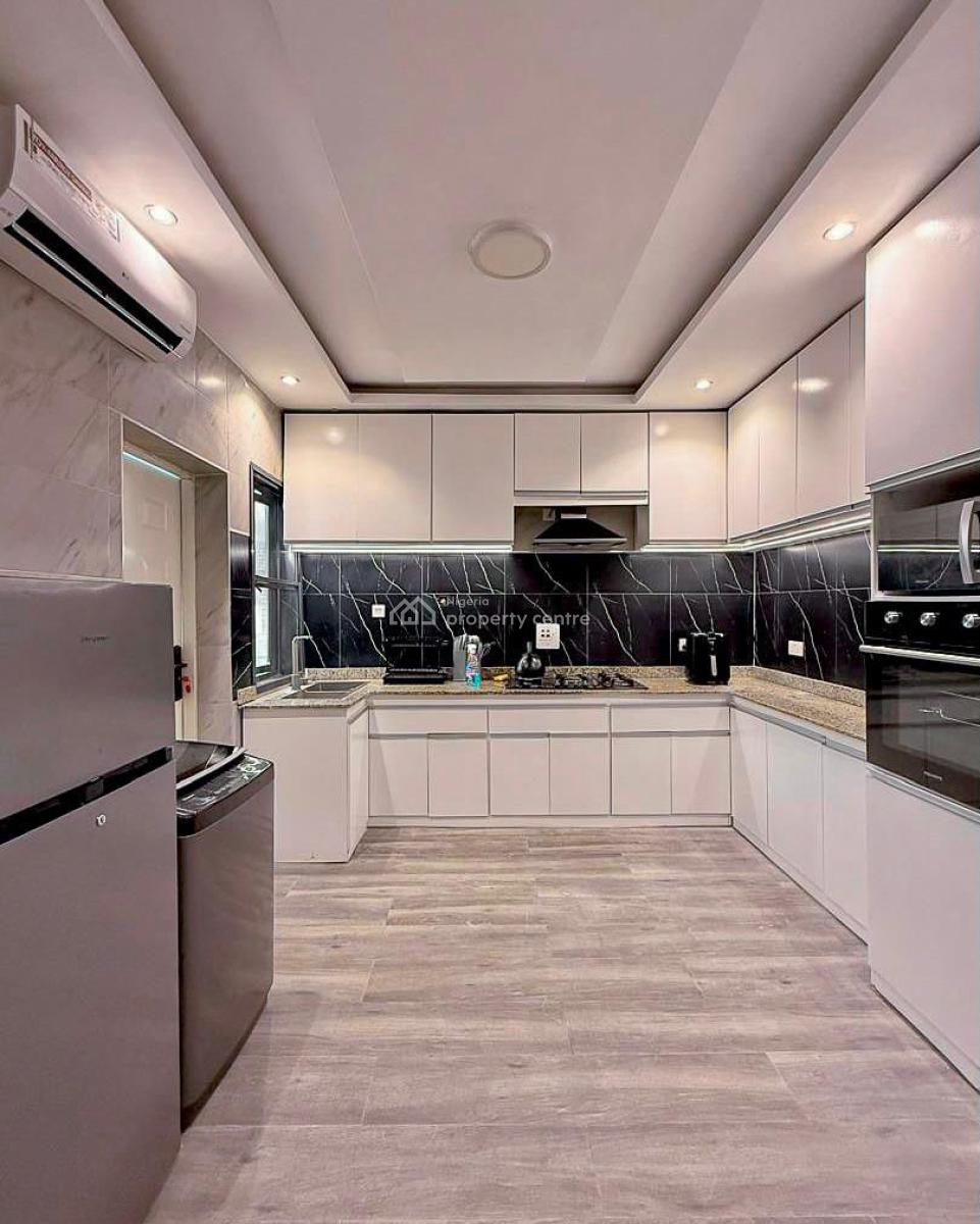 Spacious and Luxurious  3-bedroom Apartment, Lekki Phase 1, Lekki, Lagos, Flat / Apartment Short Let