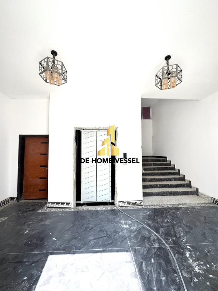 Off Admiralty Great Deal, Lekki Phase 1, Lekki, Lagos, Block of Flats for Sale