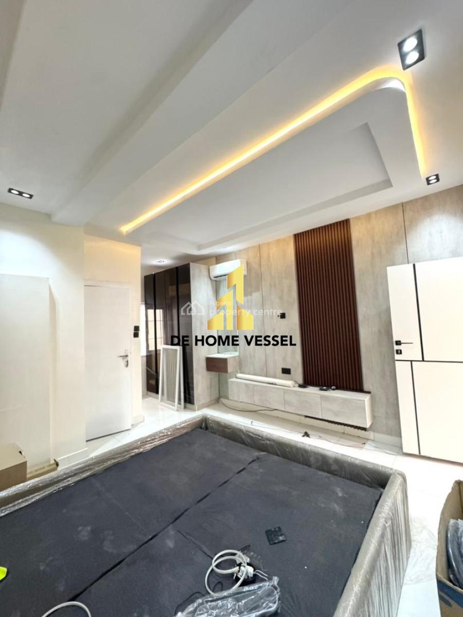 Off Admiralty Great Deal, Lekki Phase 1, Lekki, Lagos, Block of Flats for Sale