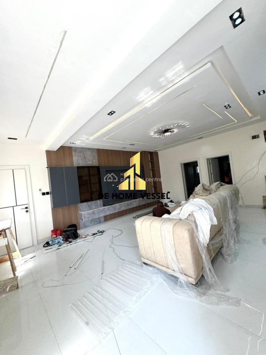 Off Admiralty Great Deal, Lekki Phase 1, Lekki, Lagos, Block of Flats for Sale