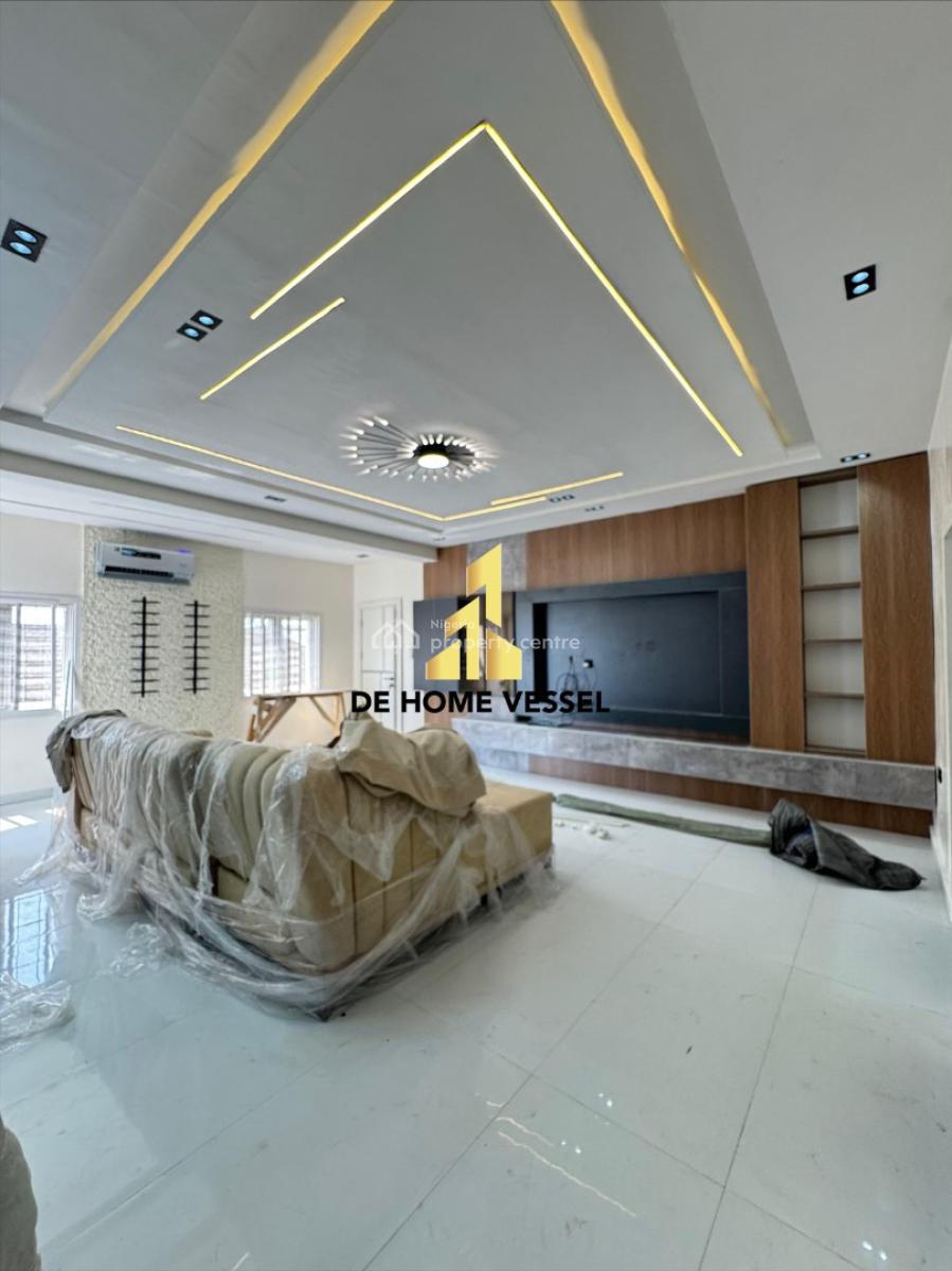 Off Admiralty Great Deal, Lekki Phase 1, Lekki, Lagos, Block of Flats for Sale