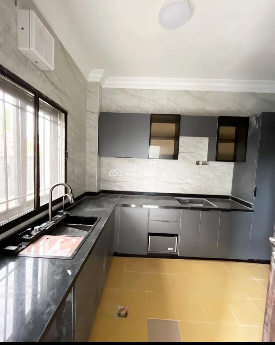 Luxury Spacious 3 Bedroom Flat, Lekki Phase 1, Lekki, Lagos, Flat / Apartment for Rent