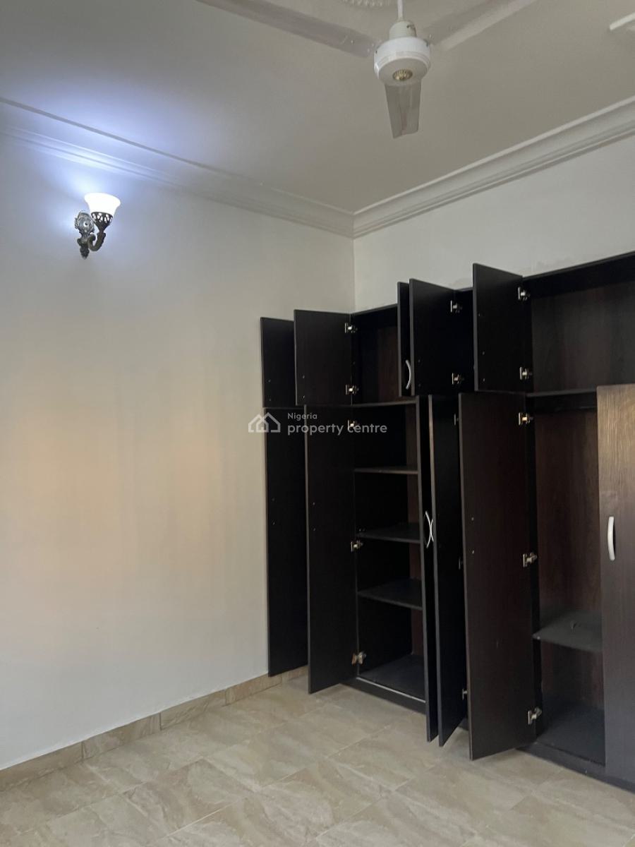Clean 3 Bedroom Flat, Ground Floor, Fully Tarred Rd, Gilmore, Jahi, Abuja, Flat / Apartment for Rent