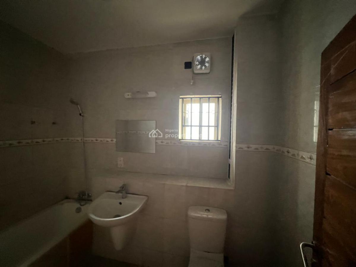 Nicely Renovated 3 Bedrooms Flat (up Floor), Lekki Phase 1, Lekki, Lagos, Flat / Apartment for Rent