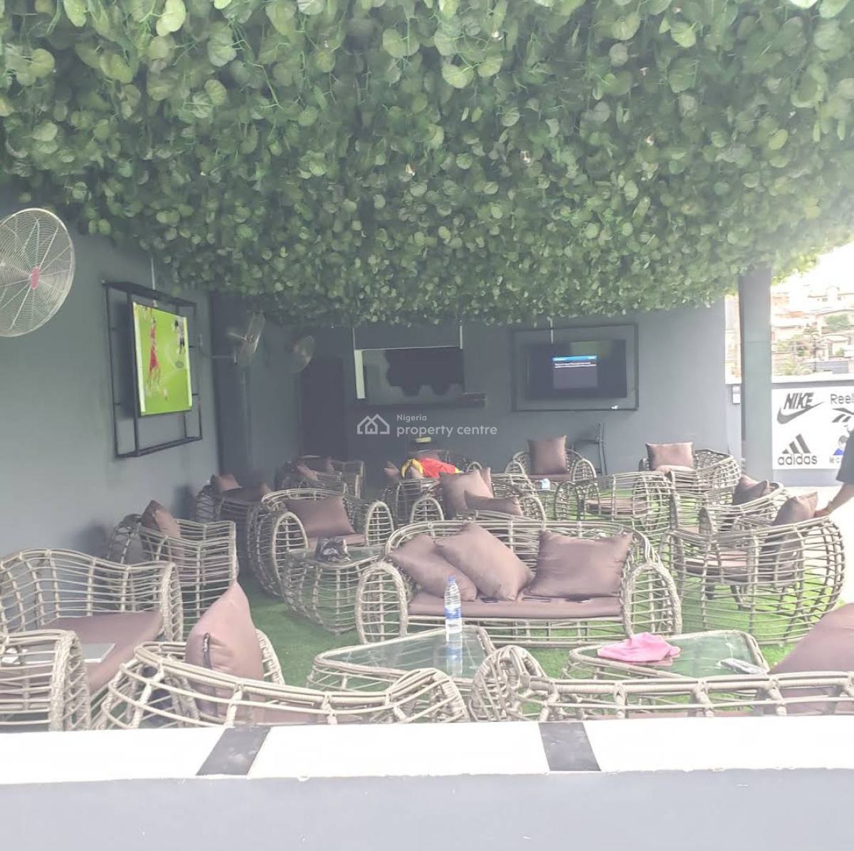 Functional Lounge, Gra Phase 1, Magodo, Lagos, Restaurant / Bar for Rent