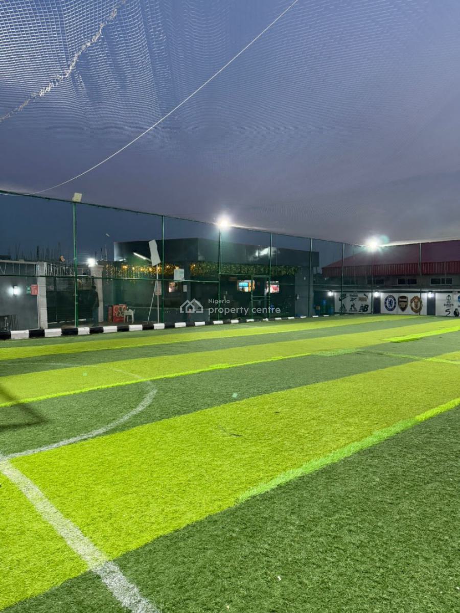 Functional Lounge, Gra Phase 1, Magodo, Lagos, Restaurant / Bar for Rent