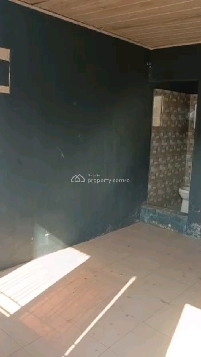 Big Room Self, Abule Ijesha Bus Stop, Abule Ijesha, Yaba, Lagos, Self Contain (single Rooms) for Rent