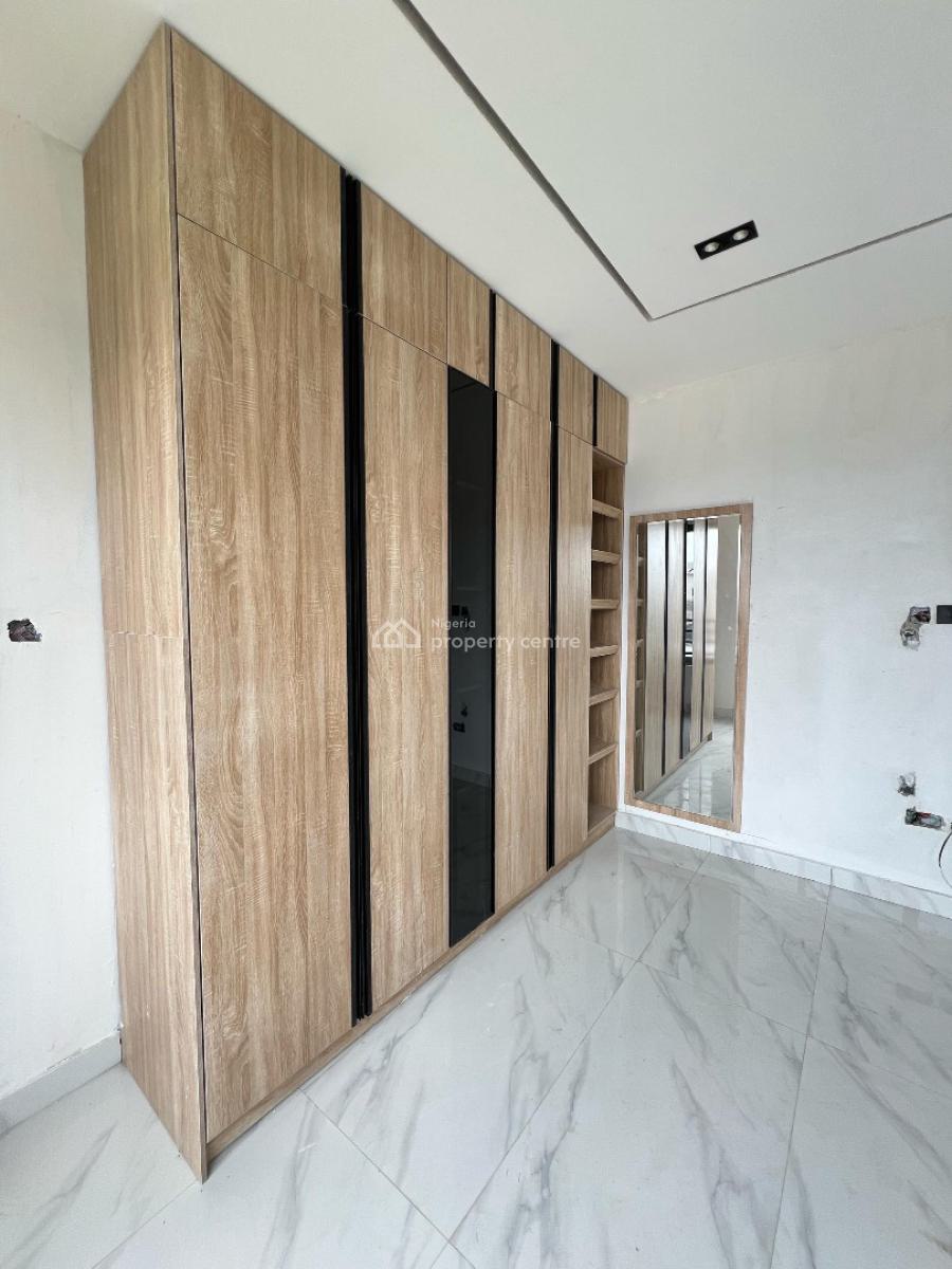 Spacious 2 Bedroom Apartment with Swimming Pool, Lekki Phase 1, Lekki, Lagos, Flat / Apartment for Sale