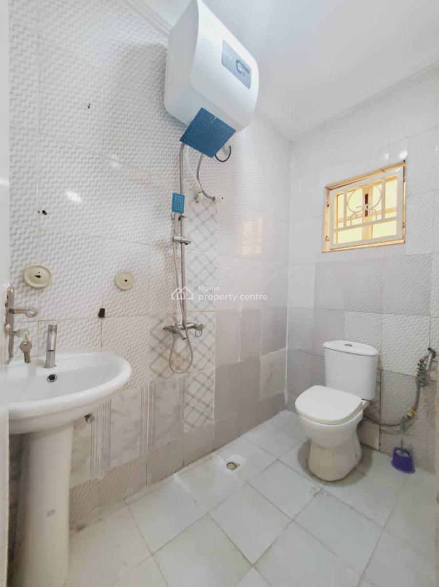 Luxurious Massive 3 Bedroom Bungalow, Near Gaduwa Junction, Gaduwa, Abuja, Detached Bungalow for Rent