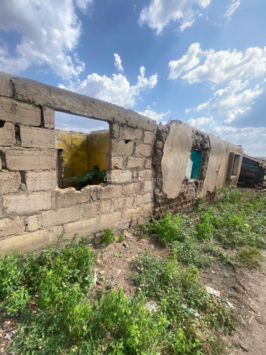 an Old Building on a Full Plot of Land Close to Tarred Road, Around Isolo, Akure, Ondo, Detached Bungalow for Sale