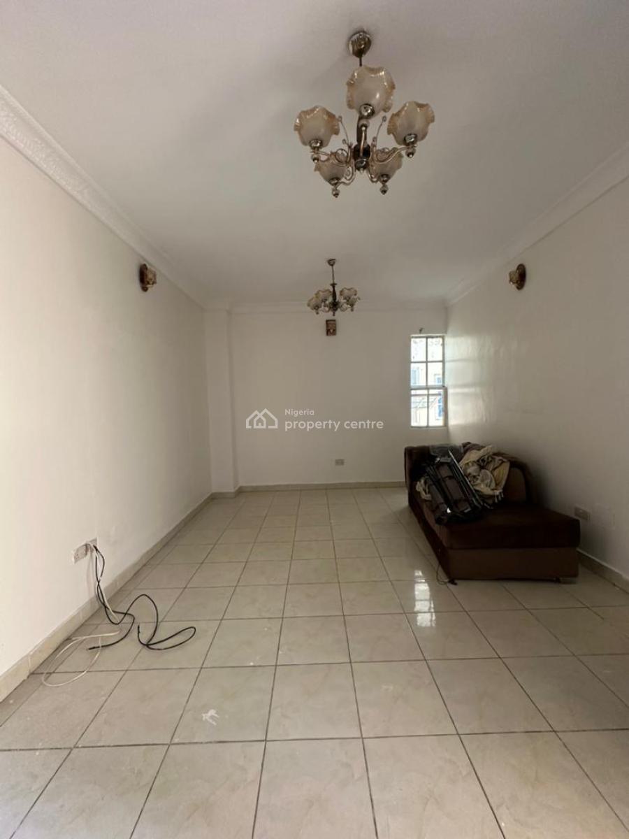 Well-maintained 2-bedroom Apartment, Igboefon, Lekki, Lagos, Flat / Apartment for Rent