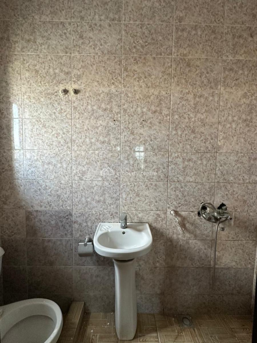 Well-maintained 2-bedroom Apartment, Igboefon, Lekki, Lagos, Flat / Apartment for Rent