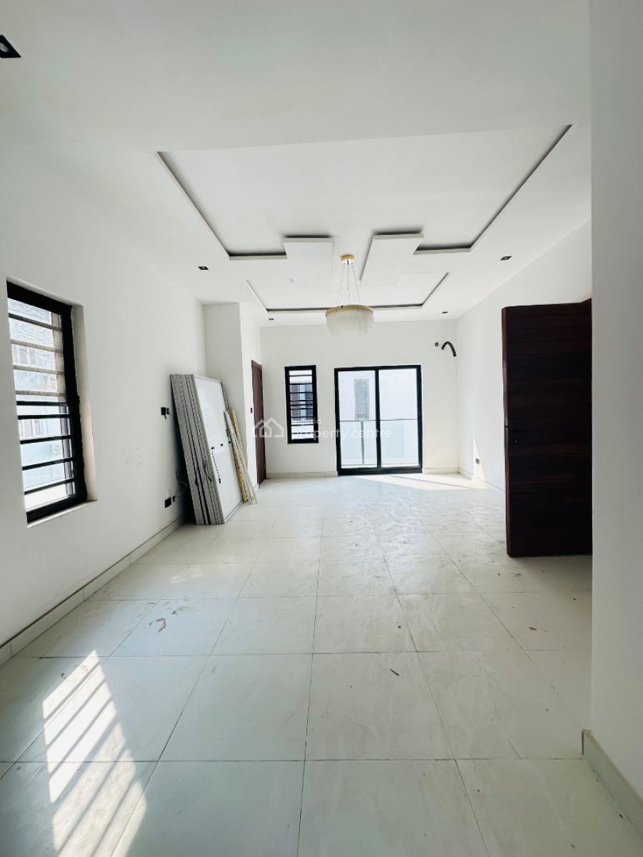 Spaciously Built 2 Bedroom Apartment with Bq, Lekki Phase 1, Lekki, Lagos, Flat / Apartment for Sale